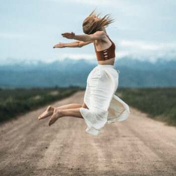 femme dansant sur une route