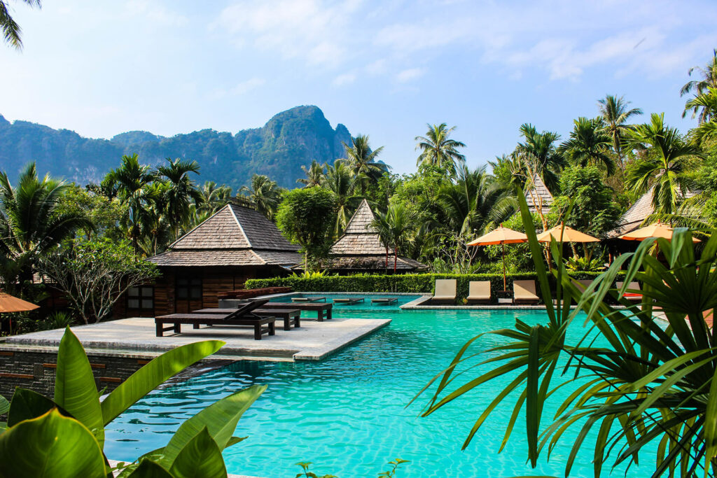 paysage idyllique en Asie avec piscine et palmiers