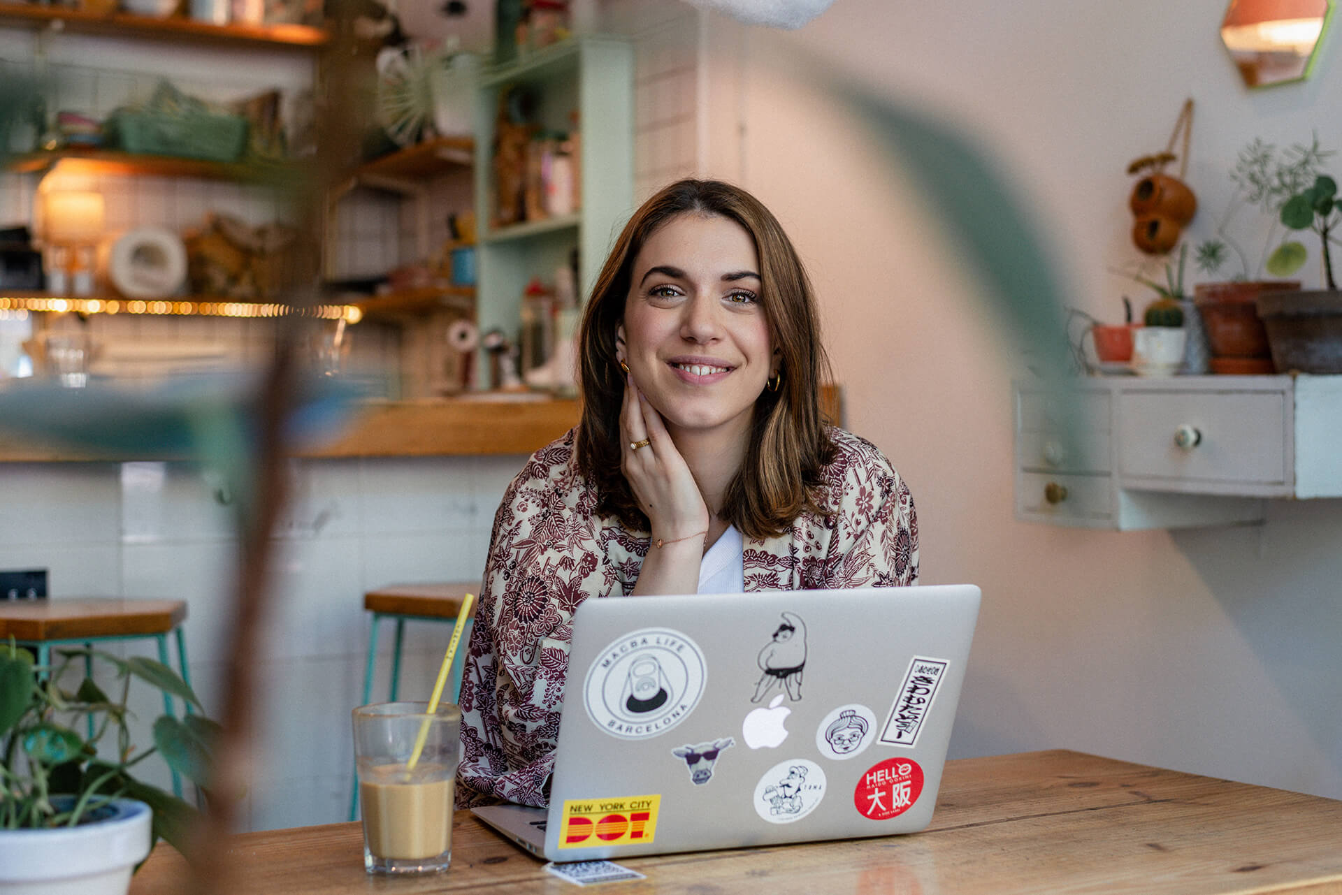 photo de profil de charlene dans un cafe avec l'ordinateur ouvert