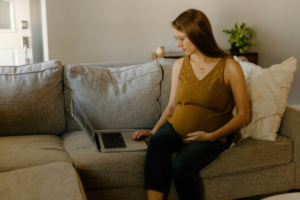 Comment j'ai géré grossesse et travail indépendant ?